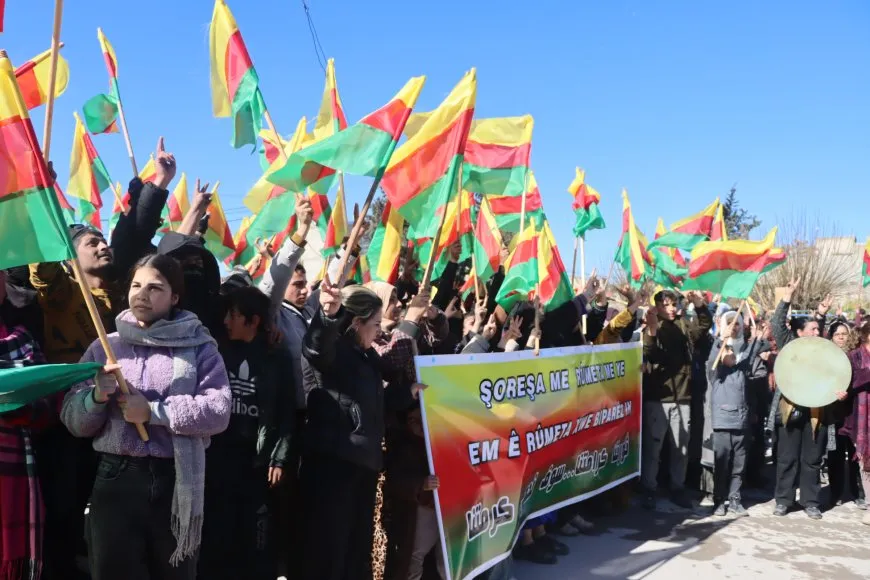 Bi hezaran şêniyên Kobanê ji bo parastina destkeftiyên şoreşê meşiyan