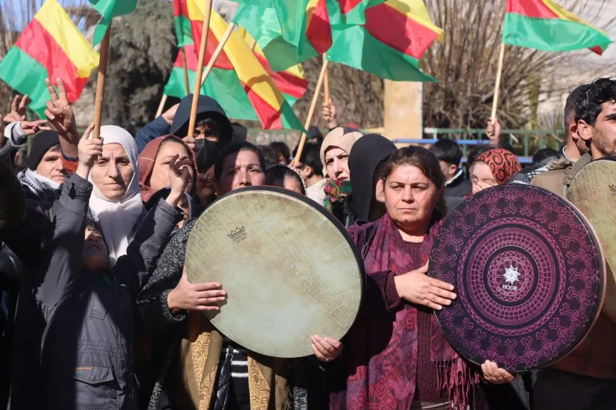 Bi hezaran şêniyên Kobanê ji bo parastina destkeftiyên şoreşê meşiyan