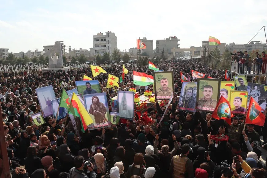 Li Qamişloyê bi beşdariya bi hezaran kesî merasîma 6 şehîdan