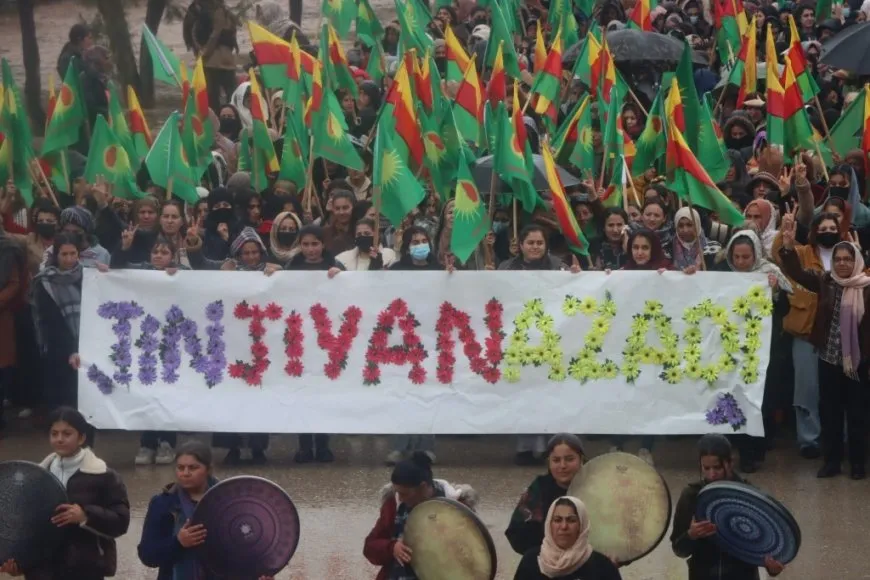 Jinên Kobanî ji bo parastina destkeftiyên şoreşê meşiyan