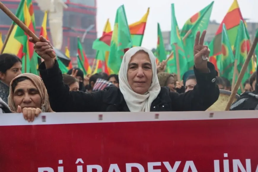 Jinên Kobanî ji bo parastina destkeftiyên şoreşê meşiyan