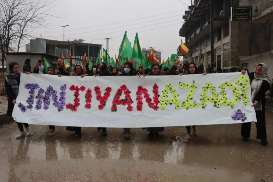 Jinên Kobanî ji bo parastina destkeftiyên şoreşê meşiyan