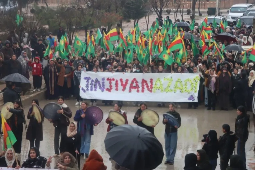 Jinên Kobanî ji bo parastina destkeftiyên şoreşê meşiyan