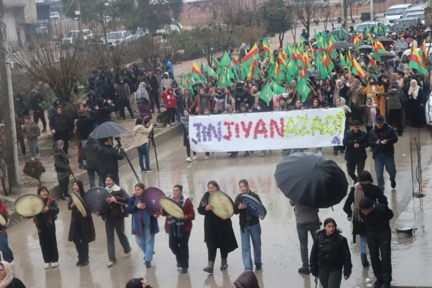 Jinên Kobanî ji bo parastina destkeftiyên şoreşê meşiyan