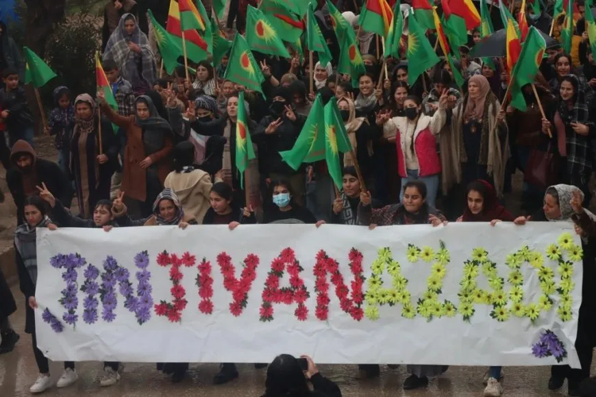 Jinên Kobanî ji bo parastina destkeftiyên şoreşê meşiyan
