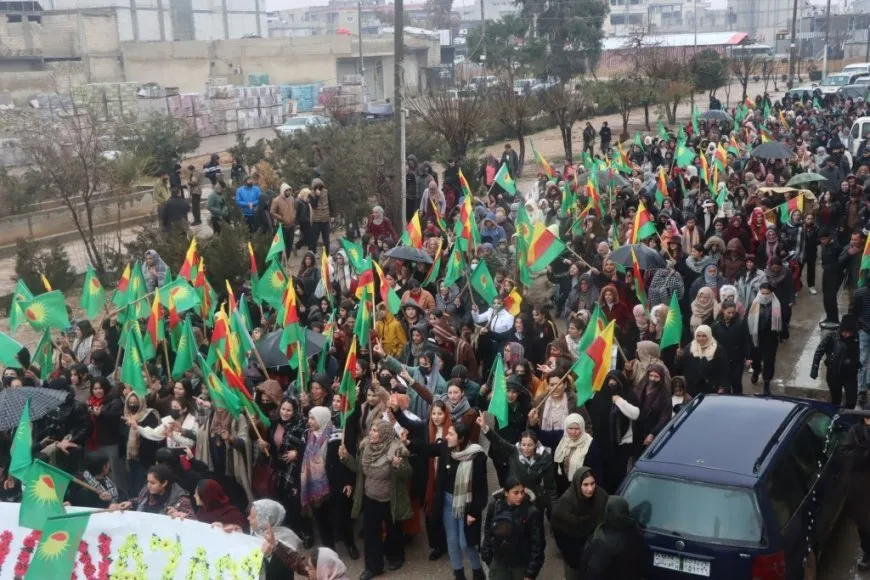 Jinên Kobanî ji bo parastina destkeftiyên şoreşê meşiyan