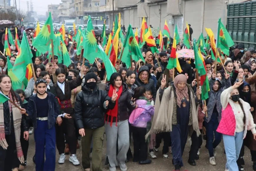 Jinên Kobanî ji bo parastina destkeftiyên şoreşê meşiyan