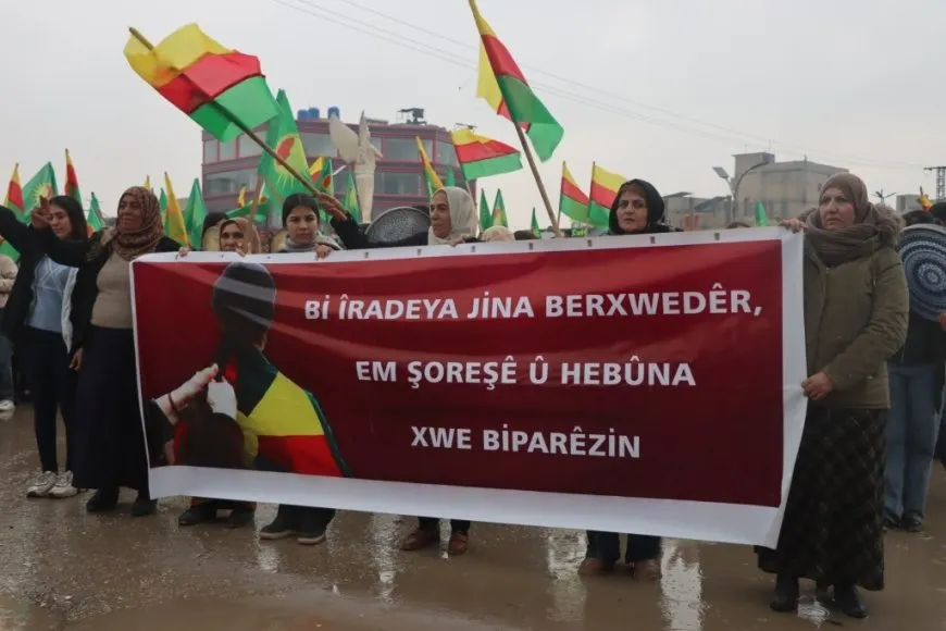 Jinên Kobanî ji bo parastina destkeftiyên şoreşê meşiyan