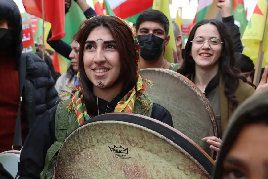 Di meşa li Qamişloyê de peyama "Yekbûna me hebûna me ye"