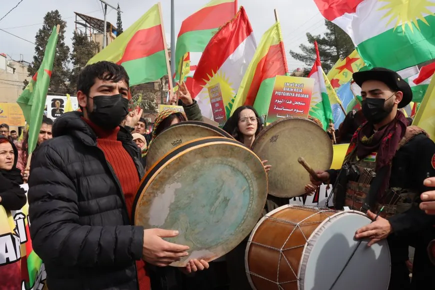 Di meşa li Qamişloyê de peyama "Yekbûna me hebûna me ye"