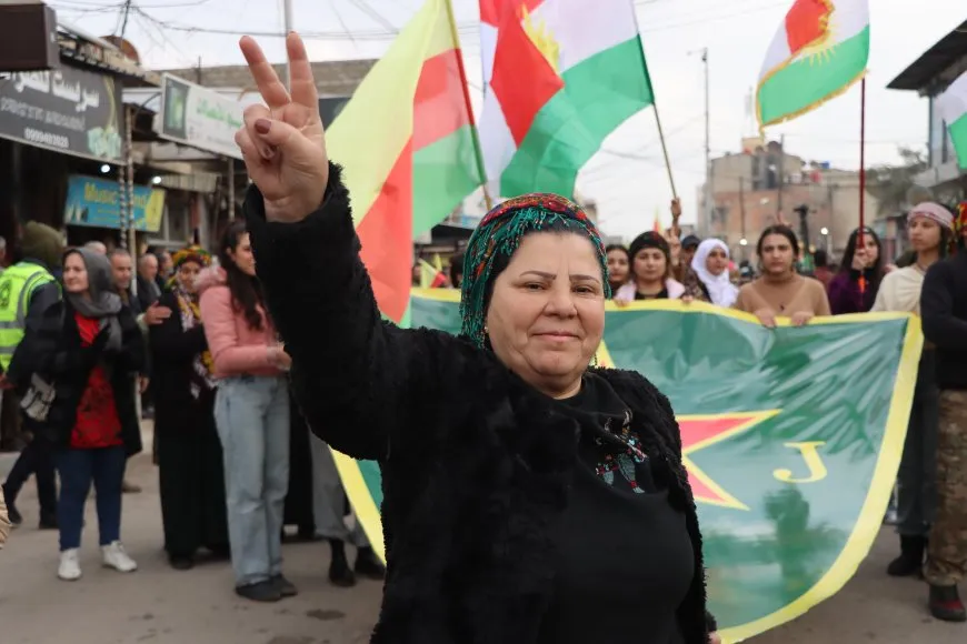 Di meşa li Qamişloyê de peyama "Yekbûna me hebûna me ye"