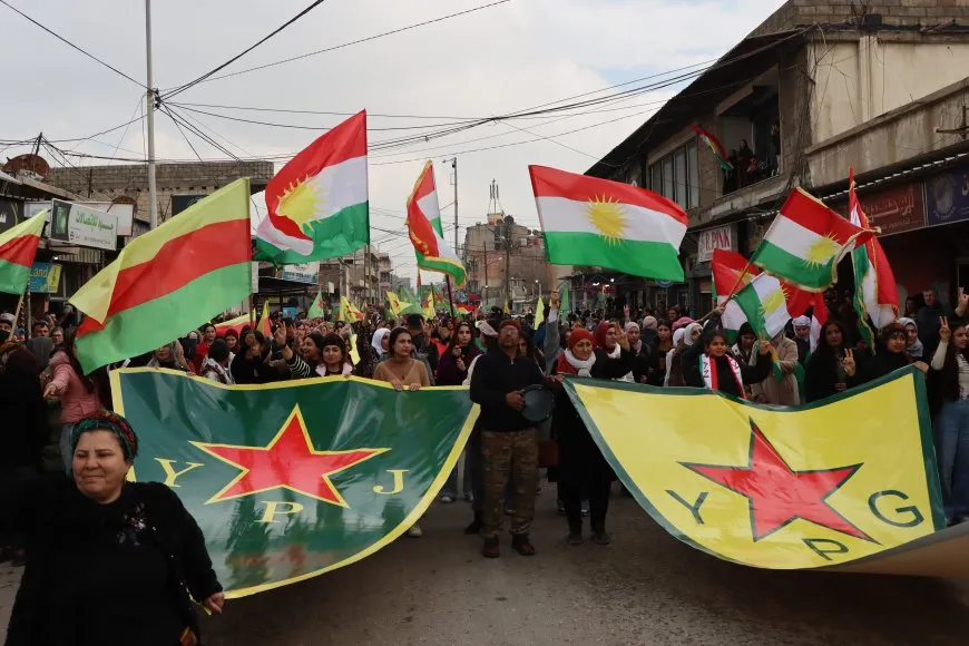 Di meşa li Qamişloyê de peyama "Yekbûna me hebûna me ye"