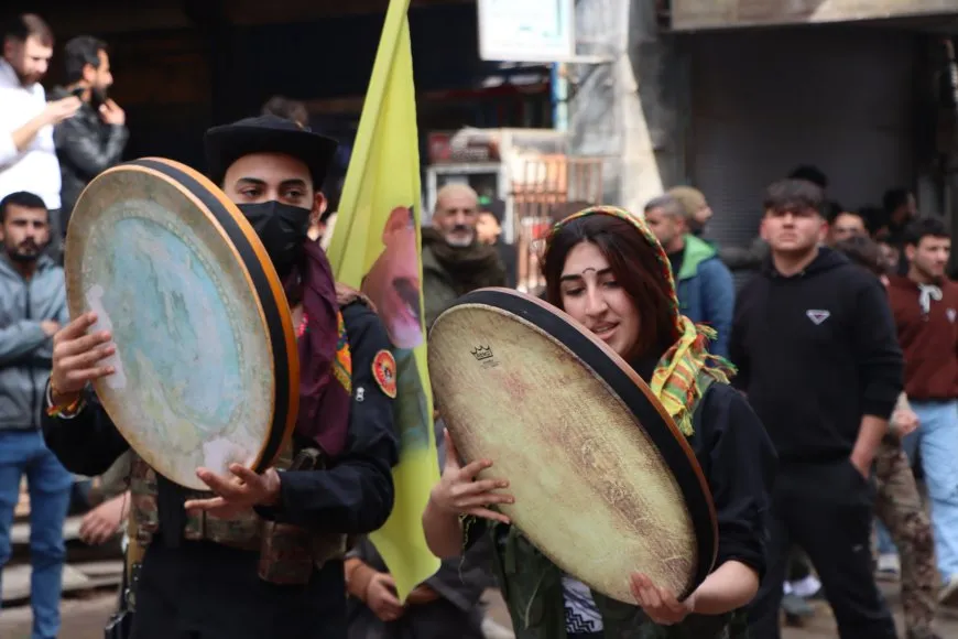 Di meşa li Qamişloyê de peyama "Yekbûna me hebûna me ye"
