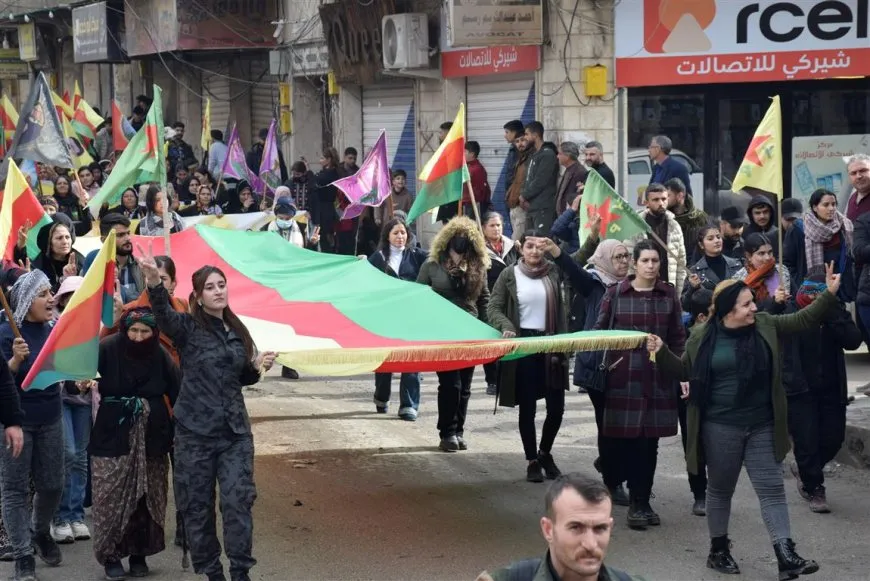 Li Hesekê û Dirbêsiyê di meşan de mafên destûrî hatin xwestin