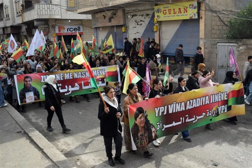 Li Hesekê û Dirbêsiyê di meşan de mafên destûrî hatin xwestin