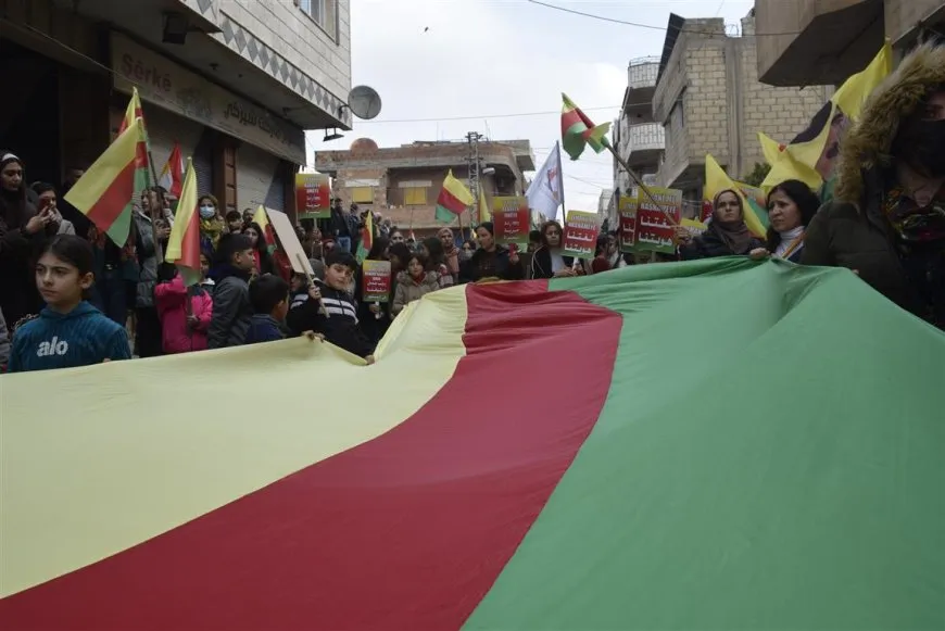 Li Hesekê û Dirbêsiyê di meşan de mafên destûrî hatin xwestin