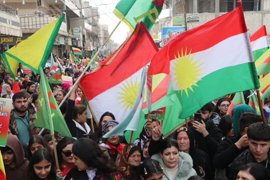 Li Hesekê û Dirbêsiyê di meşan de mafên destûrî hatin xwestin