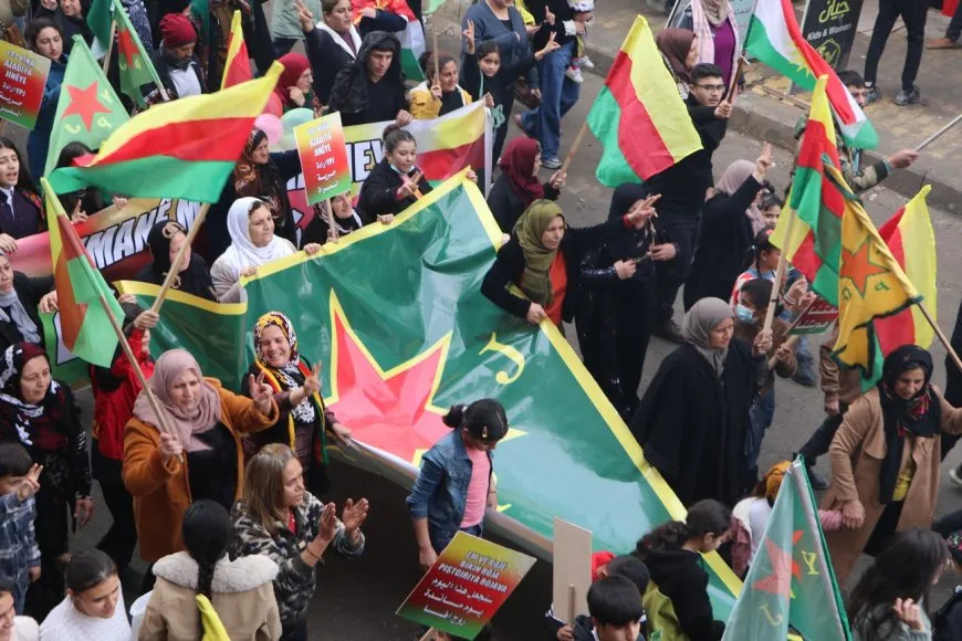 Li Hesekê û Dirbêsiyê di meşan de mafên destûrî hatin xwestin