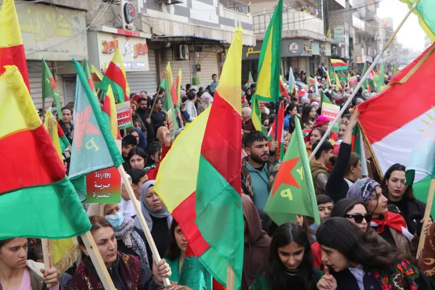 Li Hesekê û Dirbêsiyê di meşan de mafên destûrî hatin xwestin