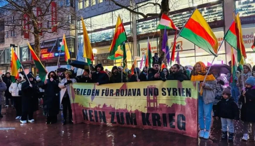 Li bajarê Hamburgê yê Almanyayê mitînga ‘statûya Rojava’