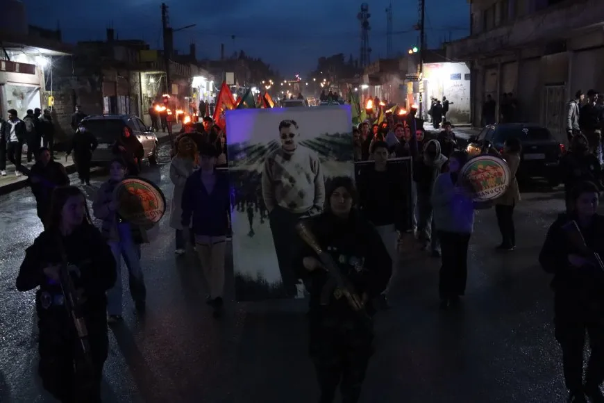 Ciwanên Tirbespiyê bi meşekê komplpoya 15`ê Sibatê şermezar kir
