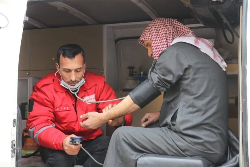Heyva Sor a Kurd koçberên nexweş derman dike
