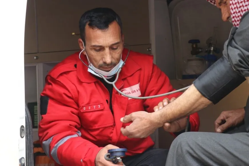 Heyva Sor a Kurd koçberên nexweş derman dike