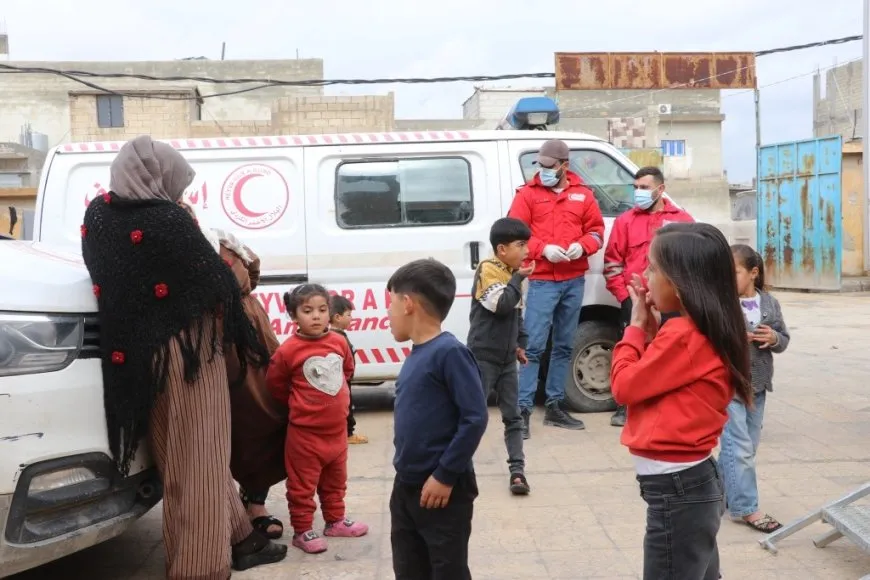 Heyva Sor a Kurd koçberên nexweş derman dike