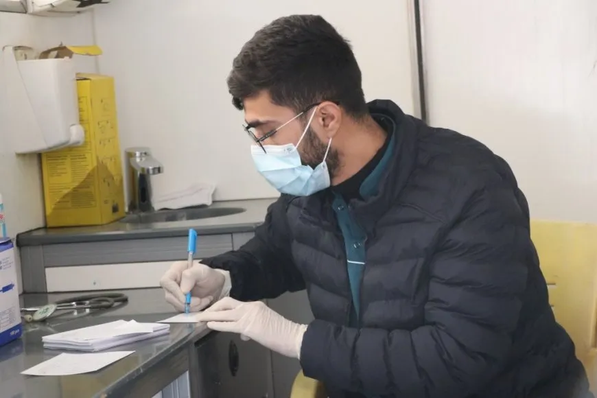 Heyva Sor a Kurd koçberên nexweş derman dike