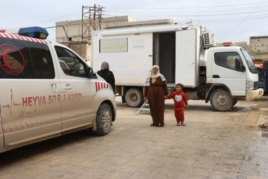 Heyva Sor a Kurd koçberên nexweş derman dike