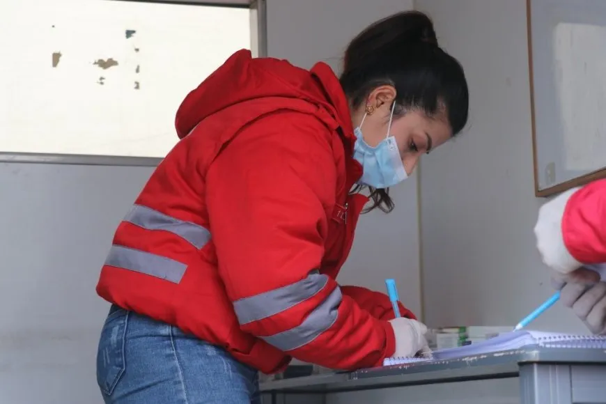 Heyva Sor a Kurd koçberên nexweş derman dike