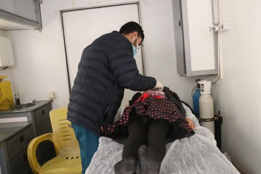 Heyva Sor a Kurd koçberên nexweş derman dike