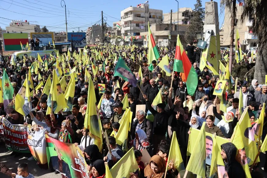 Bi deh hezaran gelê Qamişloyê berxwedana Îmralî silav kir