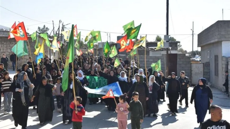 Komploya navneteweyî li Mexmûrê bi meşekî hate şermezarkirin