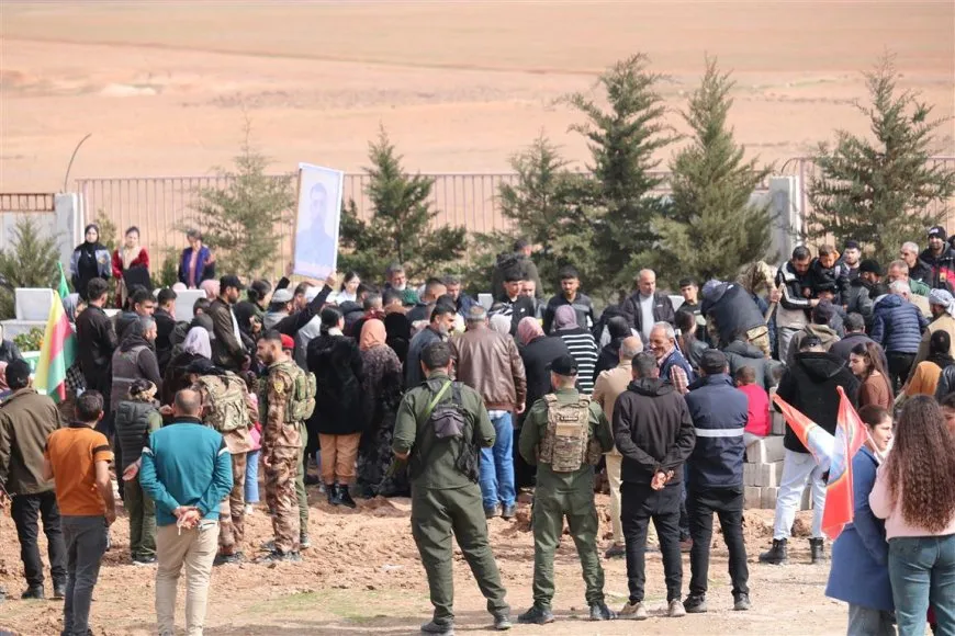 Cenazeyê şehîd Gewir Botan li Dirbêsiyê spartin axê