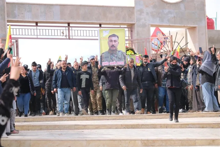 Cenazeyê şehîd Gewir Botan li Dirbêsiyê spartin axê