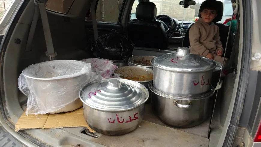Şêniyên Çilaxa xwarinê ji şervanên xwe re amade dikin