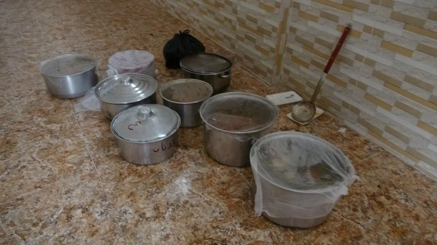 Şêniyên Çilaxa xwarinê ji şervanên xwe re amade dikin