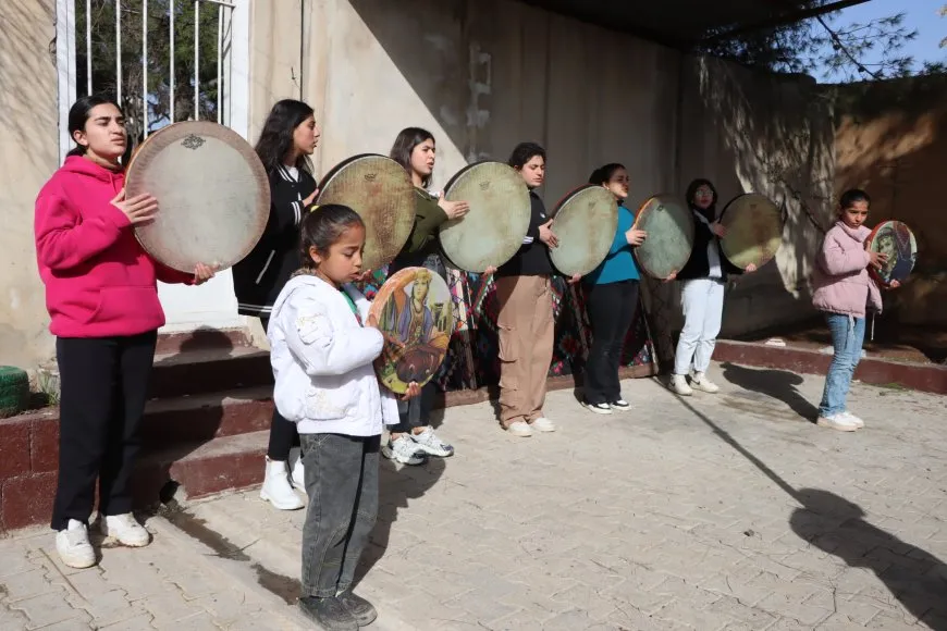 Hunermendên Kobanê: Em ê bi hêza herî xurt 8`ê Adarê û Newrozê bixemilînin
