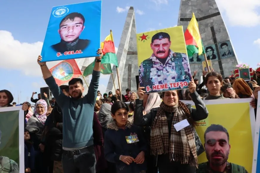 Li Kobanê ji bo 12 cangoriyên azadiyê merasîm hat lidarxistin