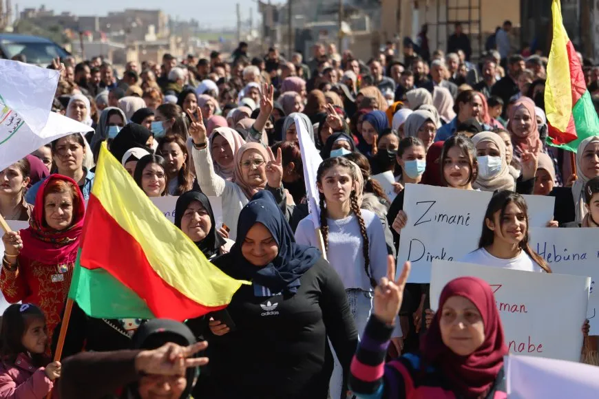 Li 7 bajarên Rojava meşên bi boneya Roja Zimanê Dayikê