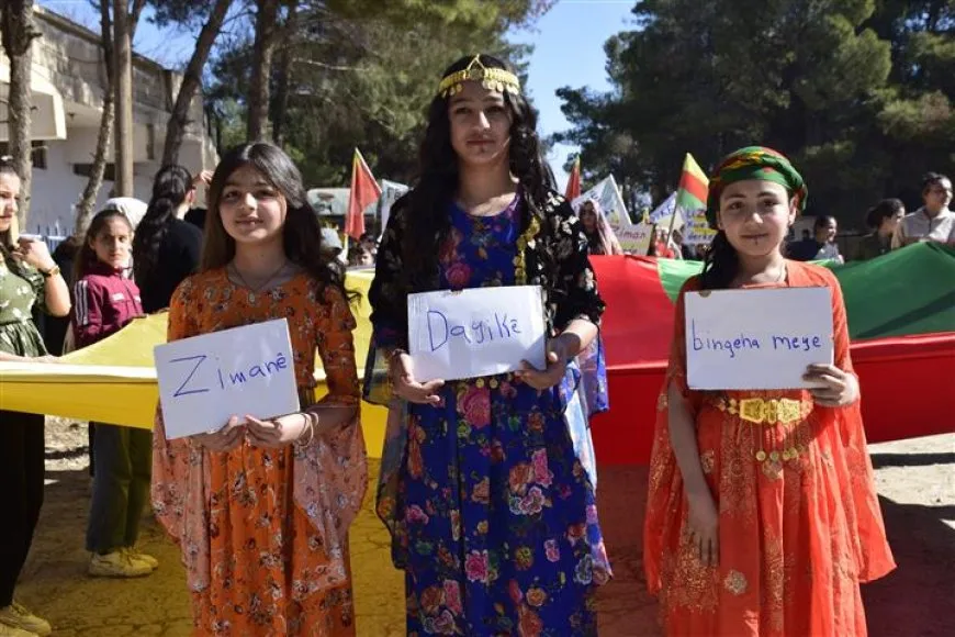 Li 7 bajarên Rojava meşên bi boneya Roja Zimanê Dayikê
