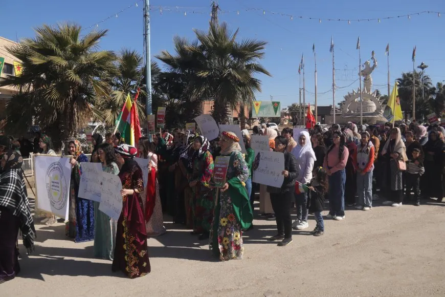 Li 7 bajarên Rojava meşên bi boneya Roja Zimanê Dayikê