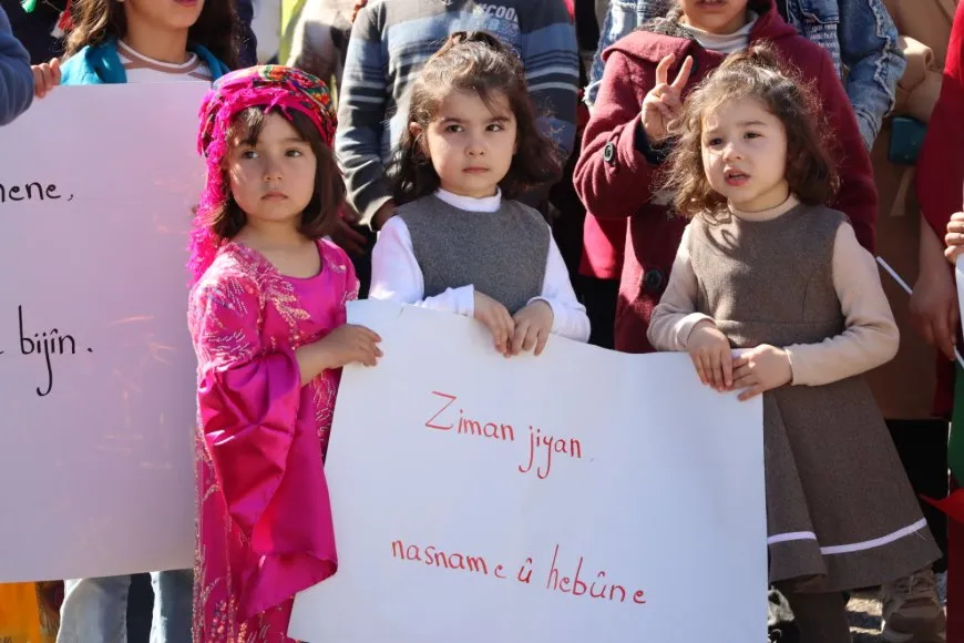Li 7 bajarên Rojava meşên bi boneya Roja Zimanê Dayikê