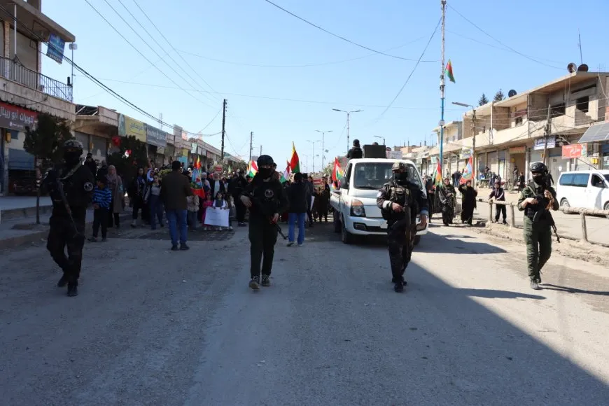 Li 7 bajarên Rojava meşên bi boneya Roja Zimanê Dayikê