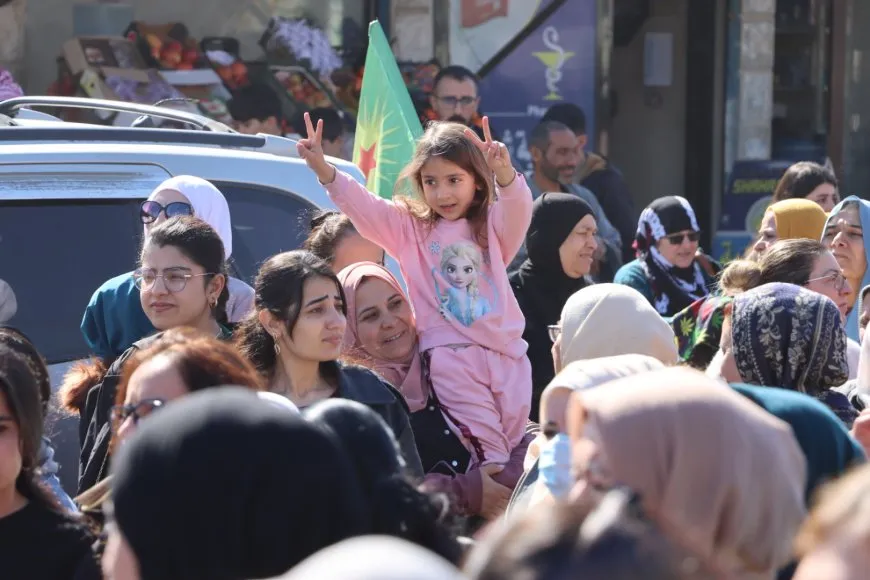 Li 7 bajarên Rojava meşên bi boneya Roja Zimanê Dayikê