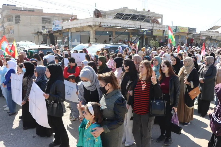 Li 7 bajarên Rojava meşên bi boneya Roja Zimanê Dayikê
