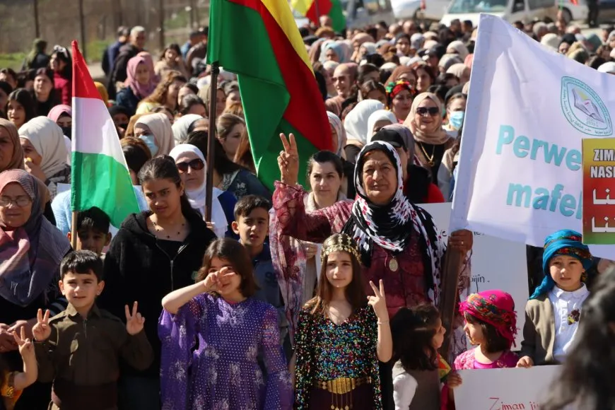 Li 7 bajarên Rojava meşên bi boneya Roja Zimanê Dayikê