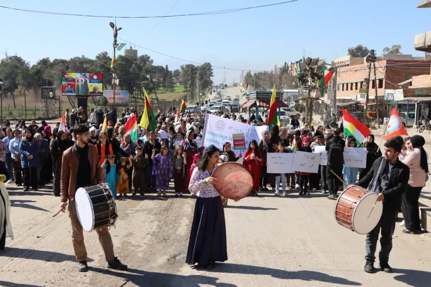 Li 7 bajarên Rojava meşên bi boneya Roja Zimanê Dayikê