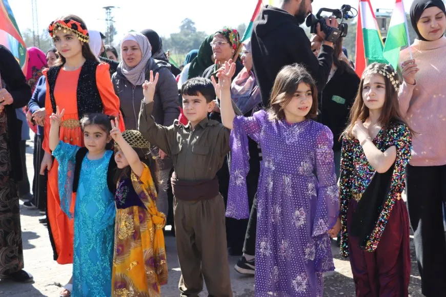 Li 7 bajarên Rojava meşên bi boneya Roja Zimanê Dayikê